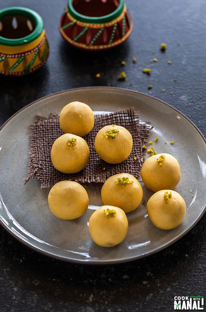 8 pieces of besan ladoo arranged in a round plate