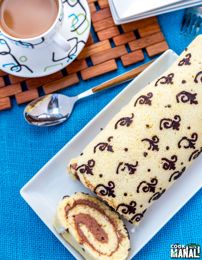 Swiss-Roll-Cake-With-Pattern