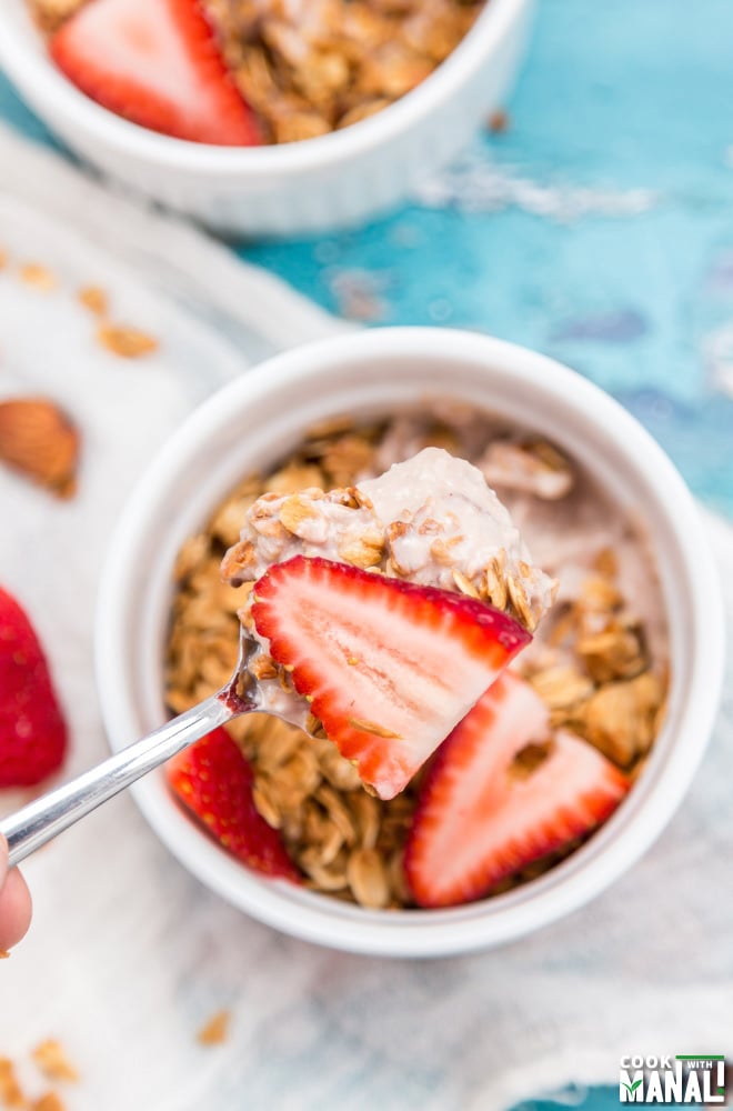 Healthy Yogurt Granola Breakfast Bowl