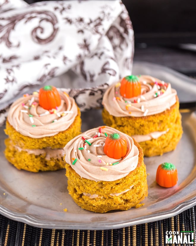 Mini Pumpkin Cakes with Cinnamon Maple Frosting