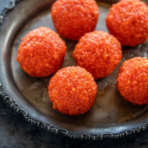 6 motichoor ladoo arranged on a grey plate