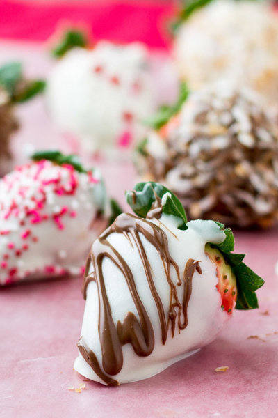 Easy-Chocolate-Covered-Strawberries-Culinary-Hill-3-660x990