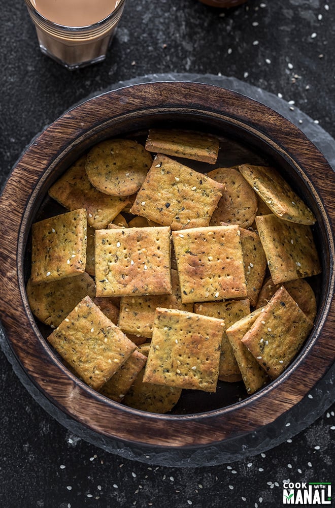 baked methi mathri in a wooden bowl