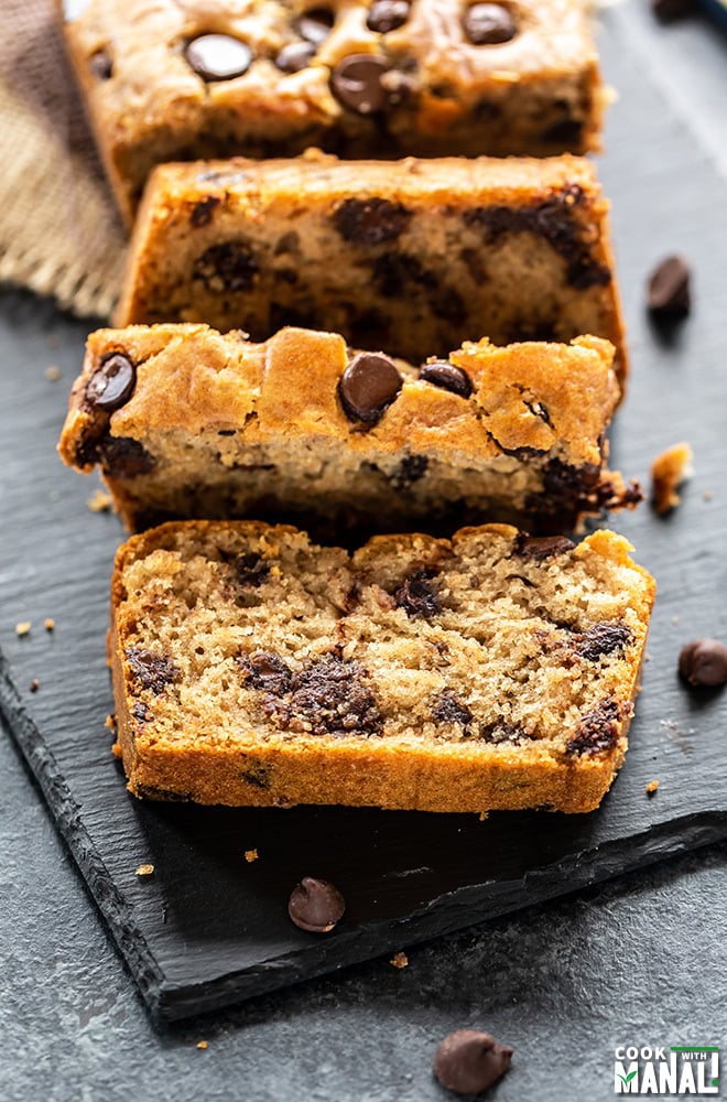 una rebanada de pastel de chocolate sin huevo cortada del pan principal