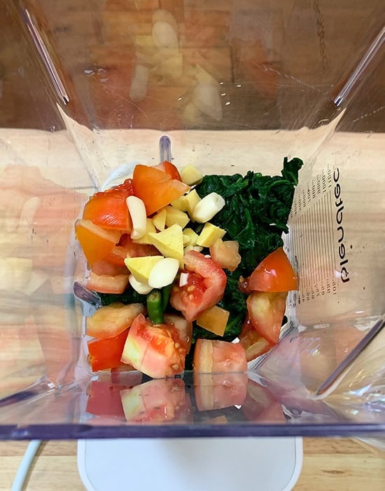 tomato with spinach garlic in a blender