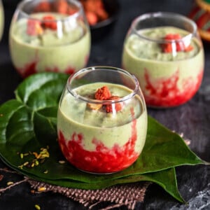 paan kheer served in small glass bowls kept over paan leaves