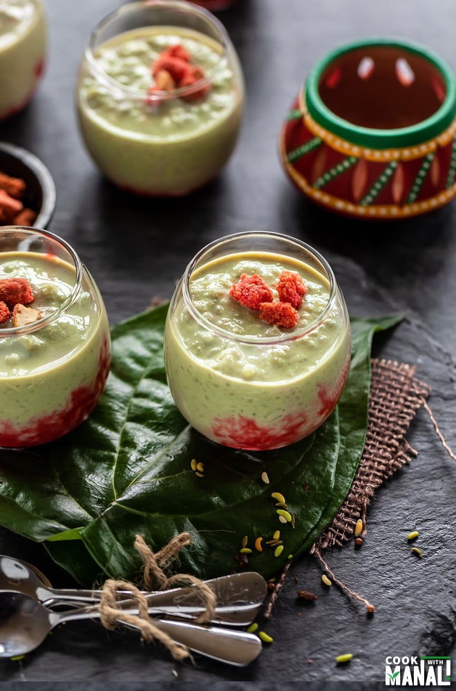 paan kheer served in small glass bowls kept over paan leaves