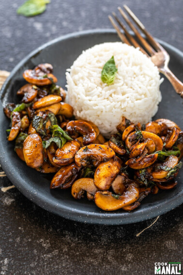 balsamic mushrooms placed in a round plate along with white rice