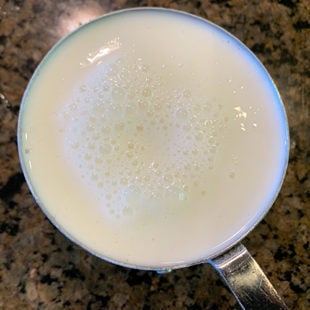 le lait dans une tasse à mesurer