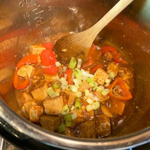 tofu with bell pepper and green onion in an instant pot
