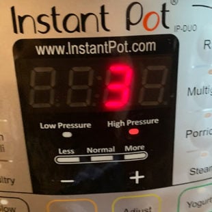 instant pot screen displaying 3 minutes