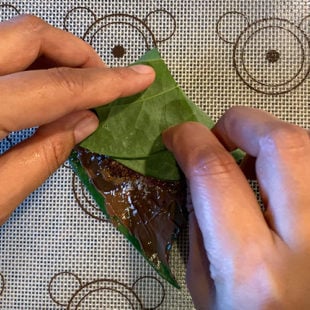 paan leaf being folded