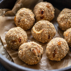 8 round balls made of quinoa placed in a black round pan