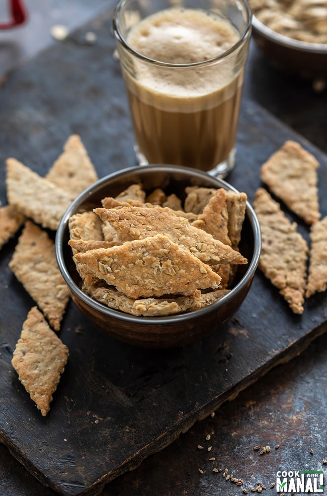 a small bowl with diamond shaped oats namak pare placed in it