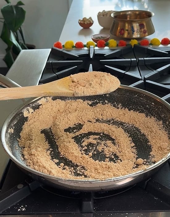 spatula showing roasted sattu