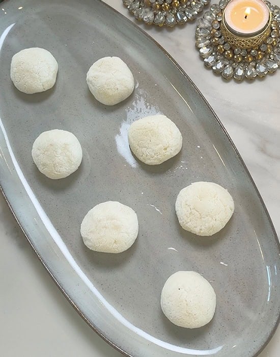 rasgullas arranged on an oval plate